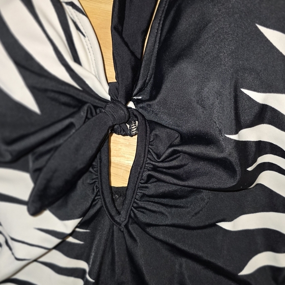 Kona Sol Black & White Leaf Print With Cut-out One Piece Swimsuit Womens Small - Picture 2 of 10